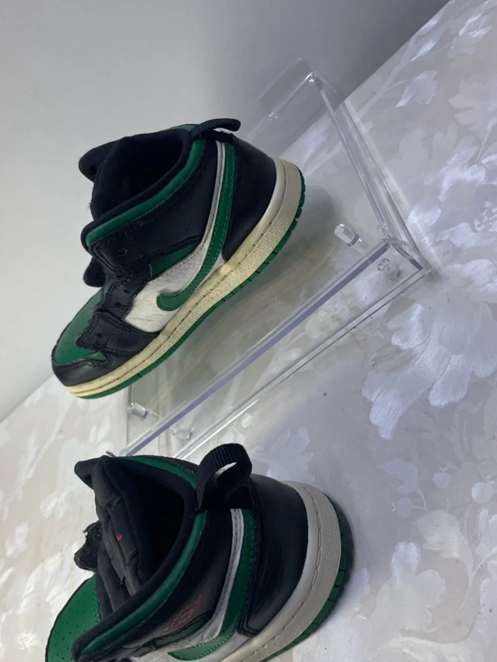 Nike Kids Black White Green Low-Top Sneakers